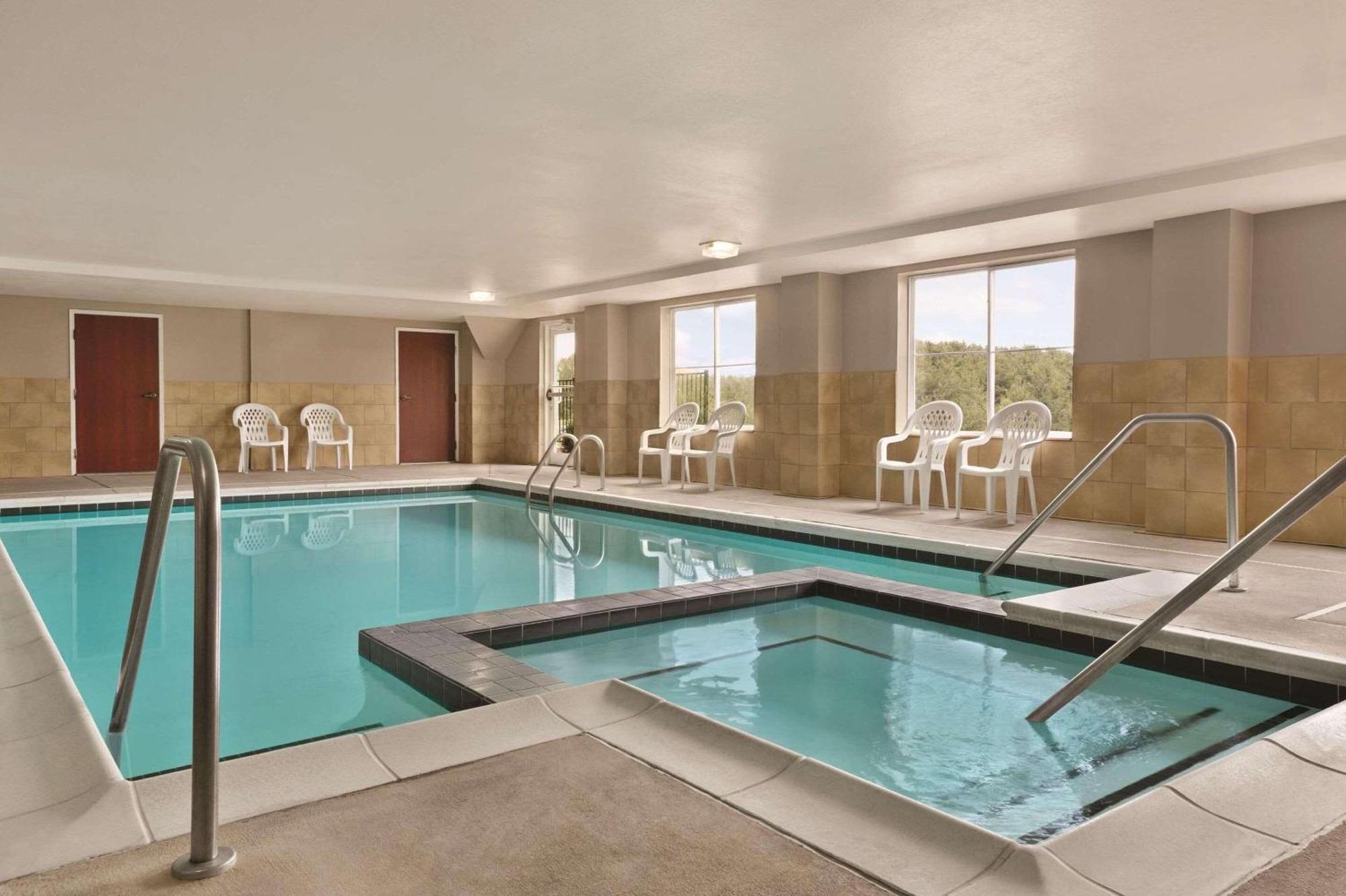 Country Inn & Suites By Radisson, Wytheville, Va Bagian luar foto